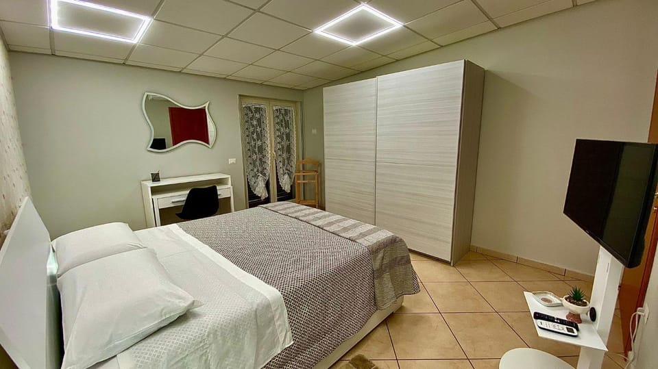 Bed, TV and multimedia, Bedroom, wardrobe
