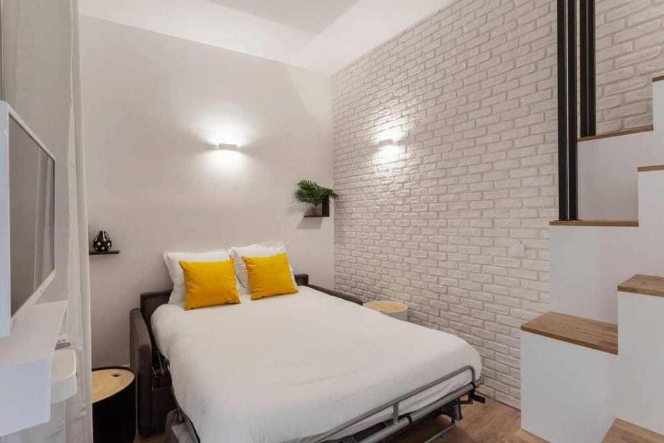 Bed, TV and multimedia, Living room