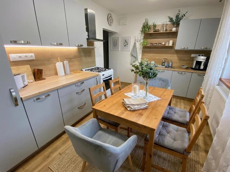Coffee/tea facilities, Kitchen or kitchenette, Dining area, dishwasher, oven