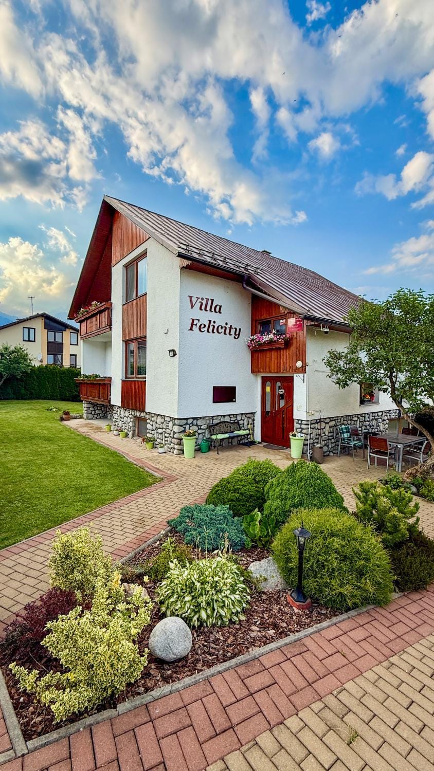 Property building, Day, Garden, Garden view