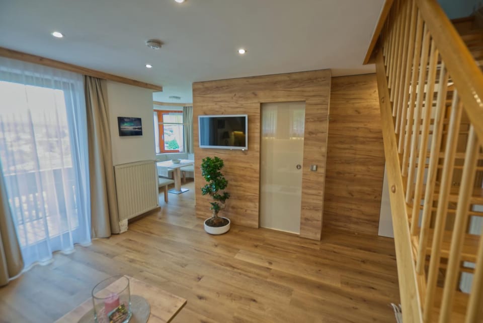 Living room, Photo of the whole room, Lake view, Mountain view