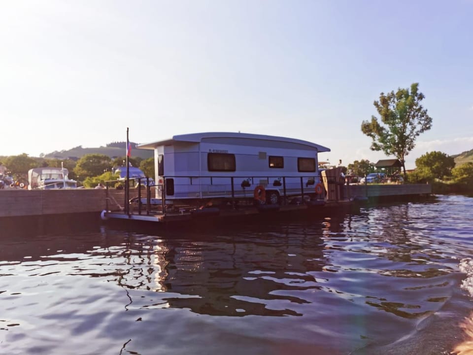 Hausboot Mosel Docked boat in Trier-Saarburg