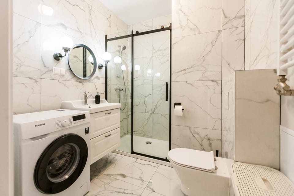 Shower, Toilet, Bathroom, towels, washing machine