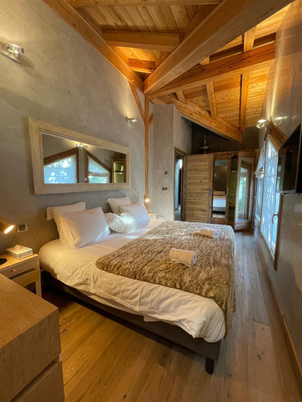 Bed, Photo of the whole room, Bedroom