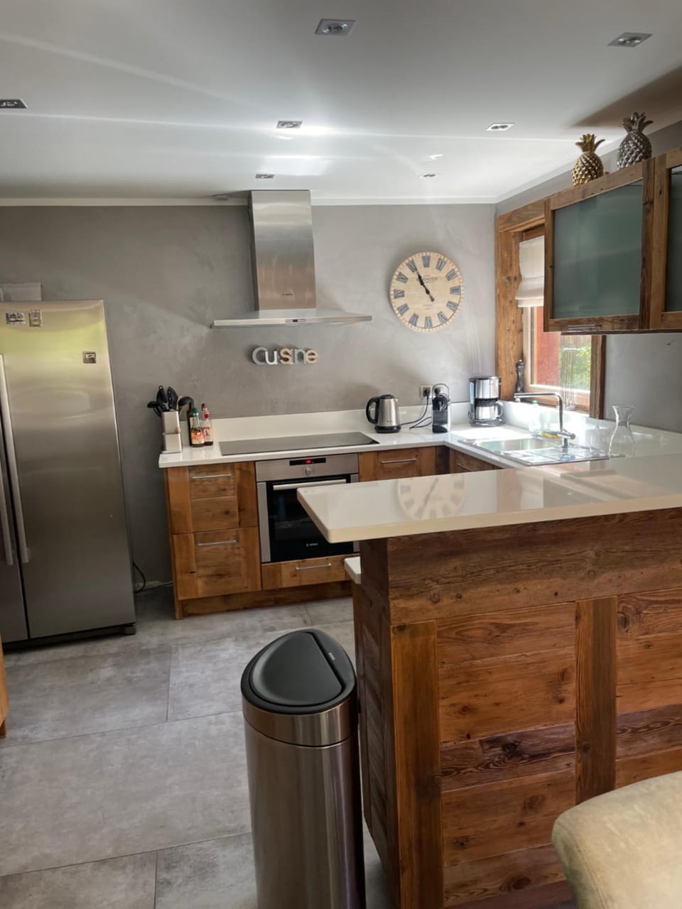 Kitchen or kitchenette, dishwasher, oven