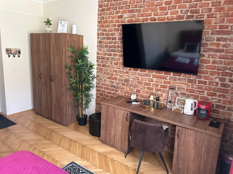 Communal lounge/ TV room, Food and drinks