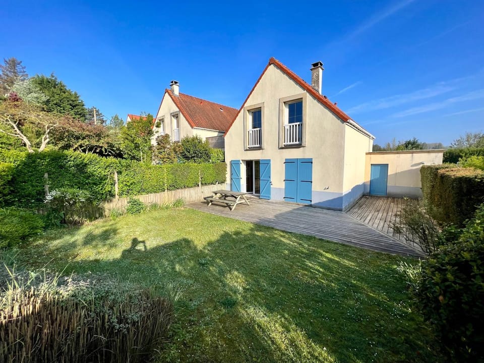 Property building, Day, Garden, Garden view
