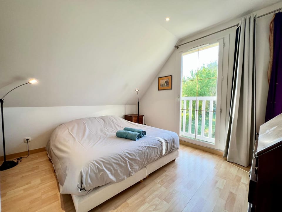 Bed, Photo of the whole room, Bedroom, towels