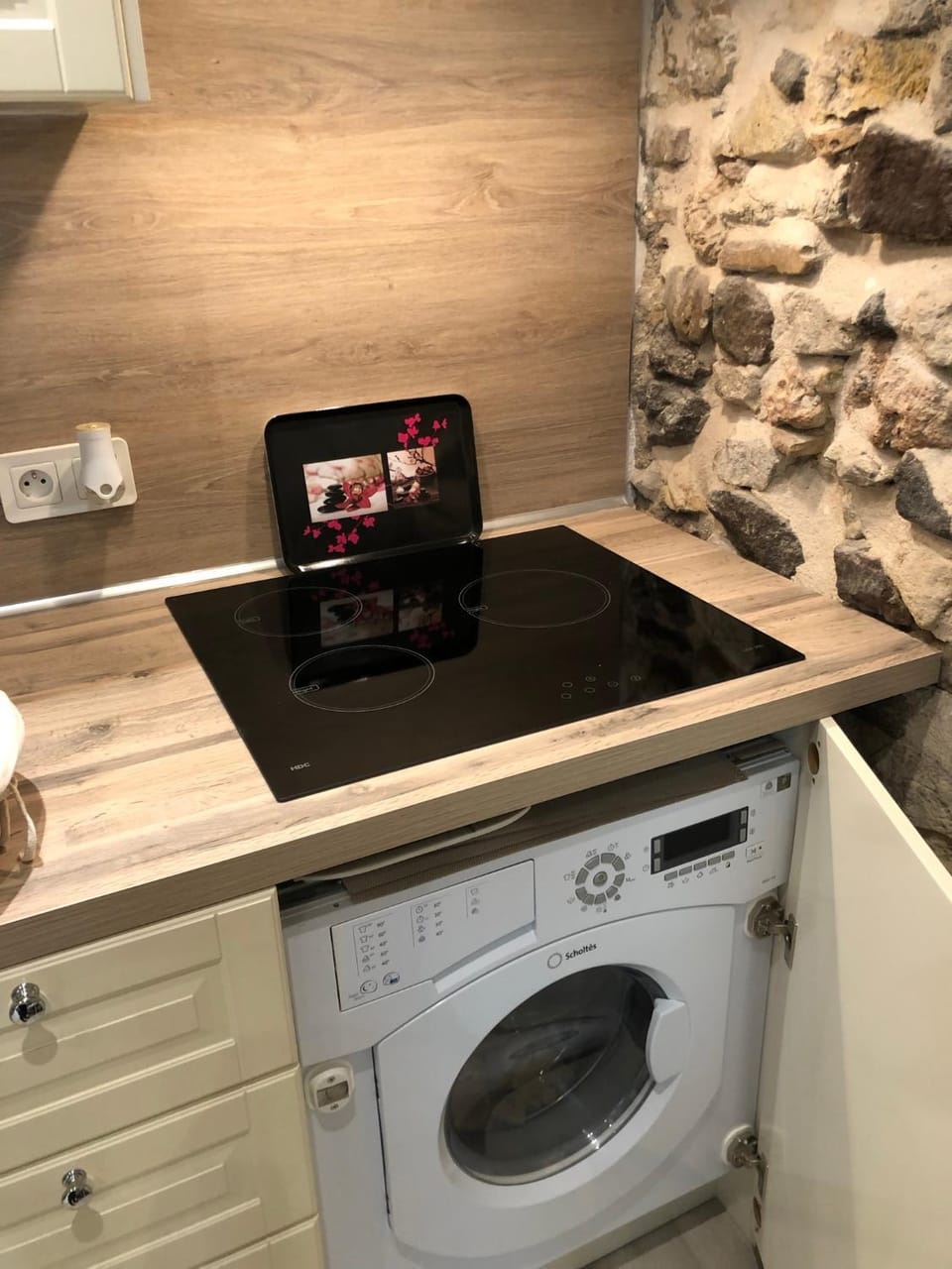 Kitchen or kitchenette, washing machine