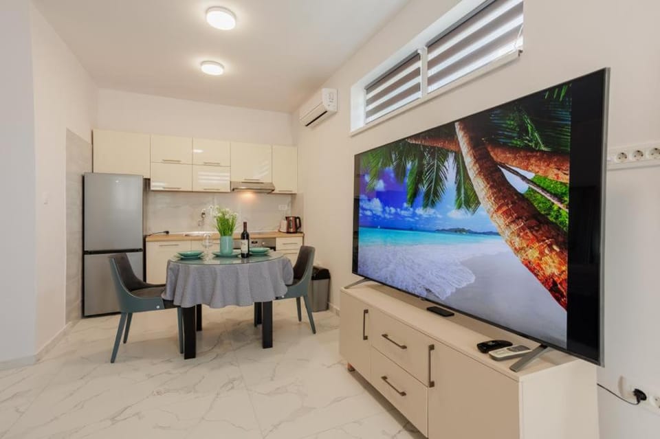 Communal lounge/ TV room, TV and multimedia, Living room, Seating area, Dining area