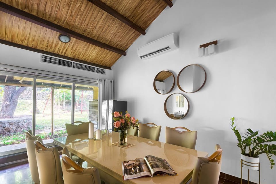 Living room, Seating area, Dining area, air conditioner