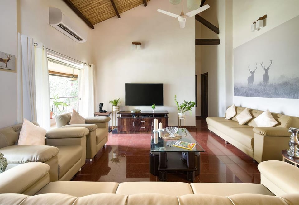 Communal lounge/ TV room, TV and multimedia, Living room, Seating area, air conditioner