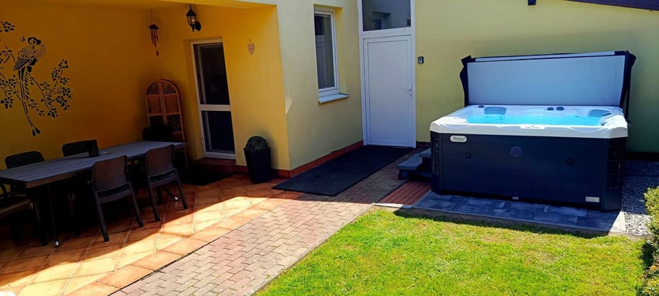 Property building, Hot Tub, Hot Tub