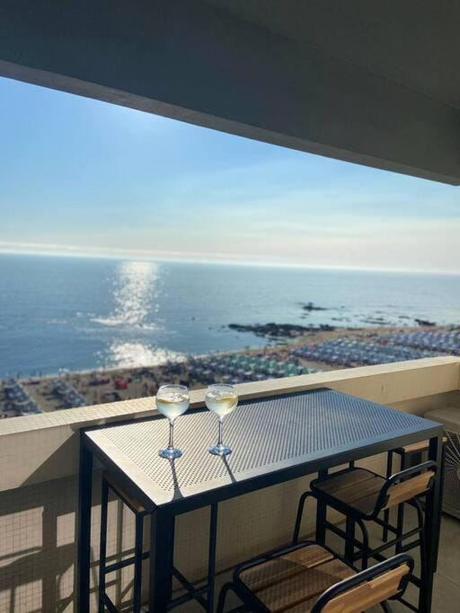 Beach front - sea and sunset views Apartment in Porto District