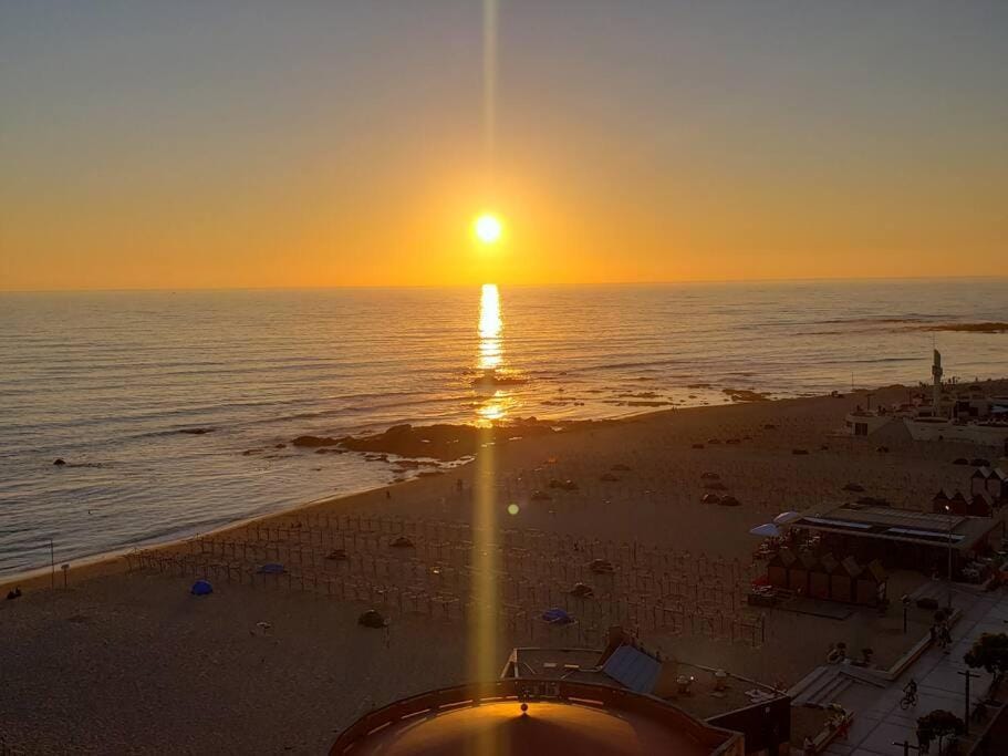 Beach front - sea and sunset views Apartment in Porto District