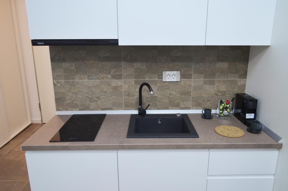 Coffee/tea facilities, Kitchen or kitchenette, stove