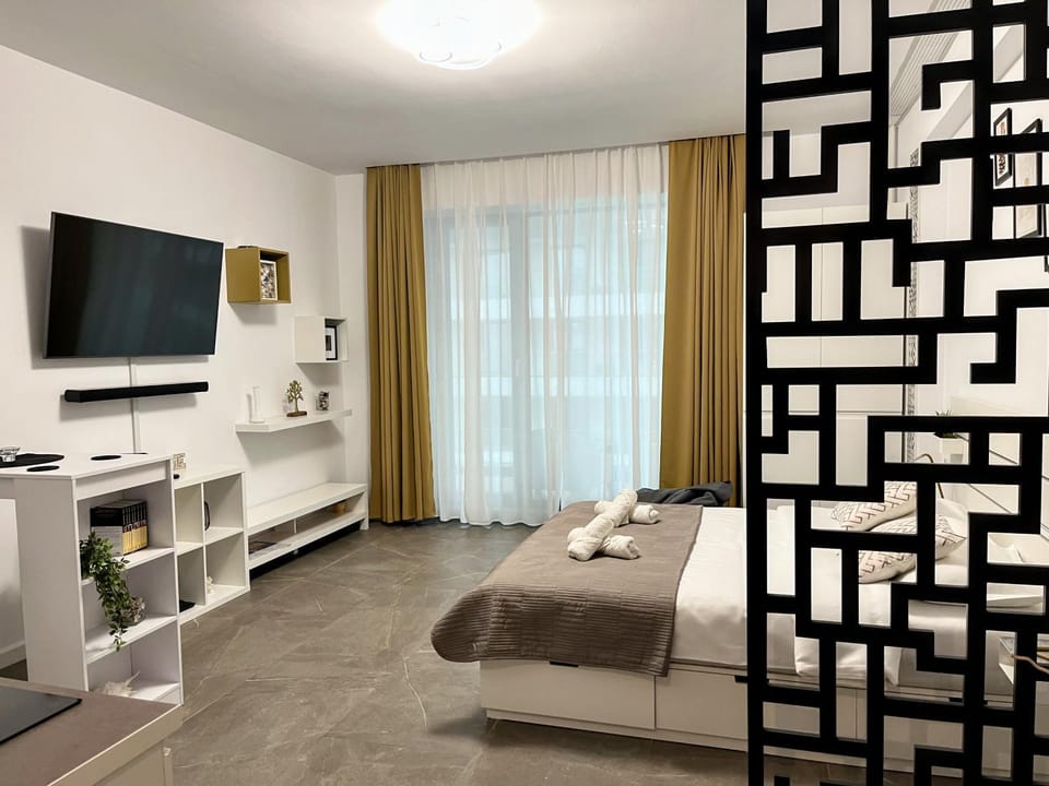 Bed, TV and multimedia, Bedroom