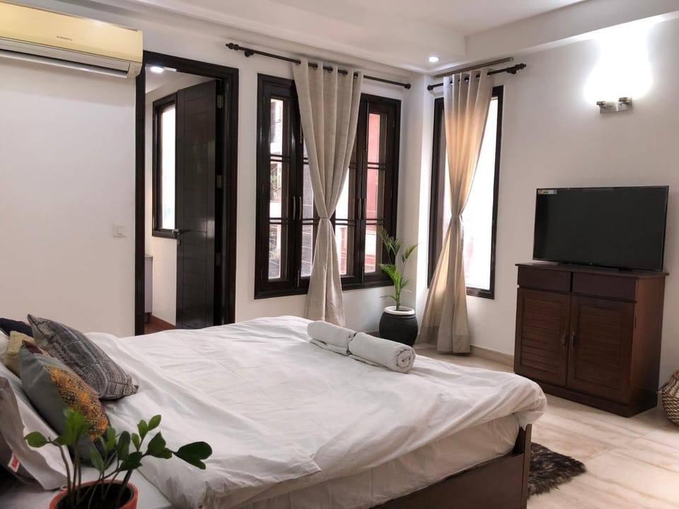 Bed, TV and multimedia, Photo of the whole room