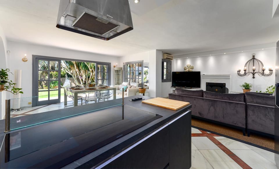 Villa RomAntica pool 15 min P. Banus Villa in Costa del Sol