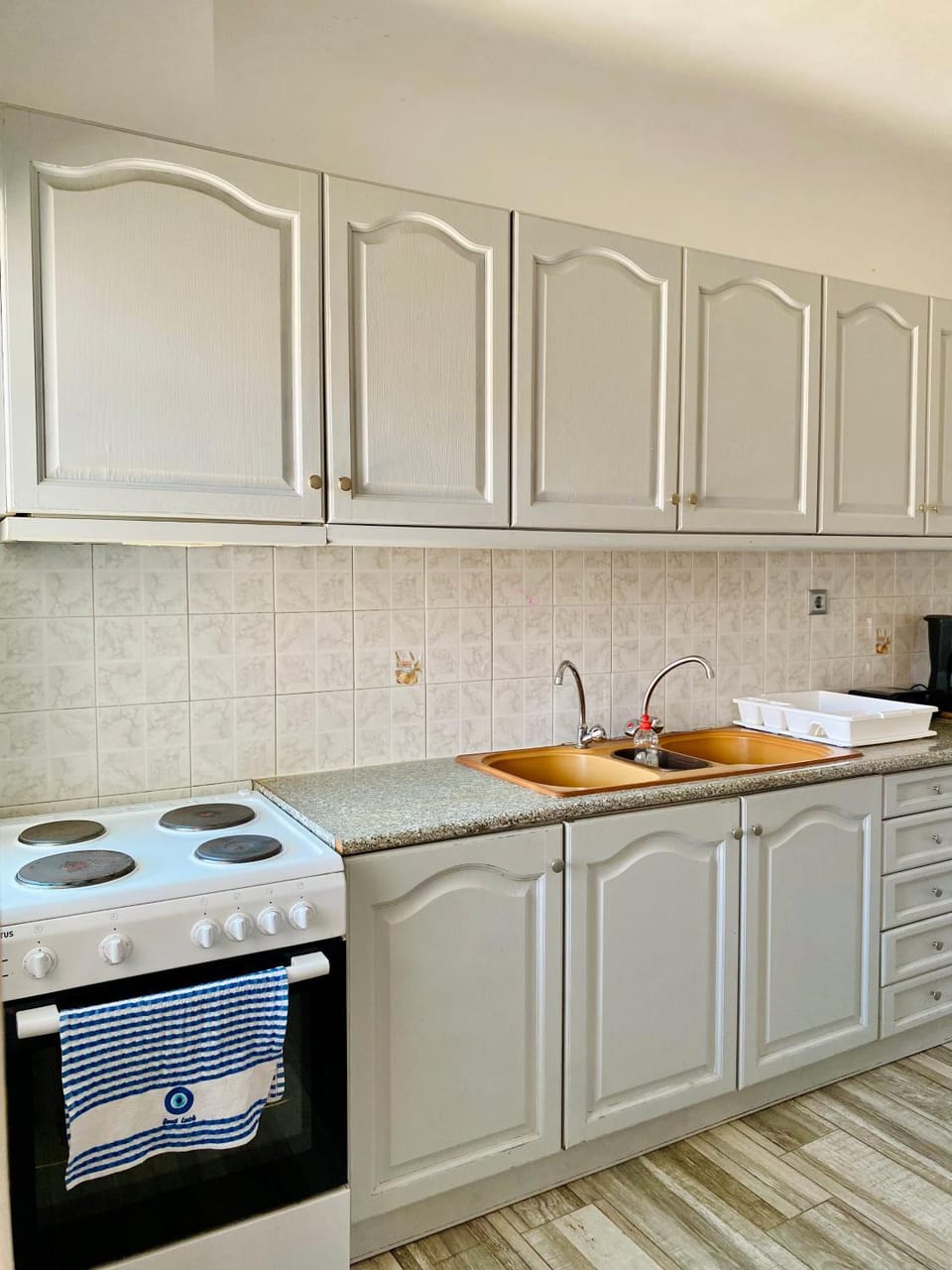 Kitchen or kitchenette, stove, washing machine