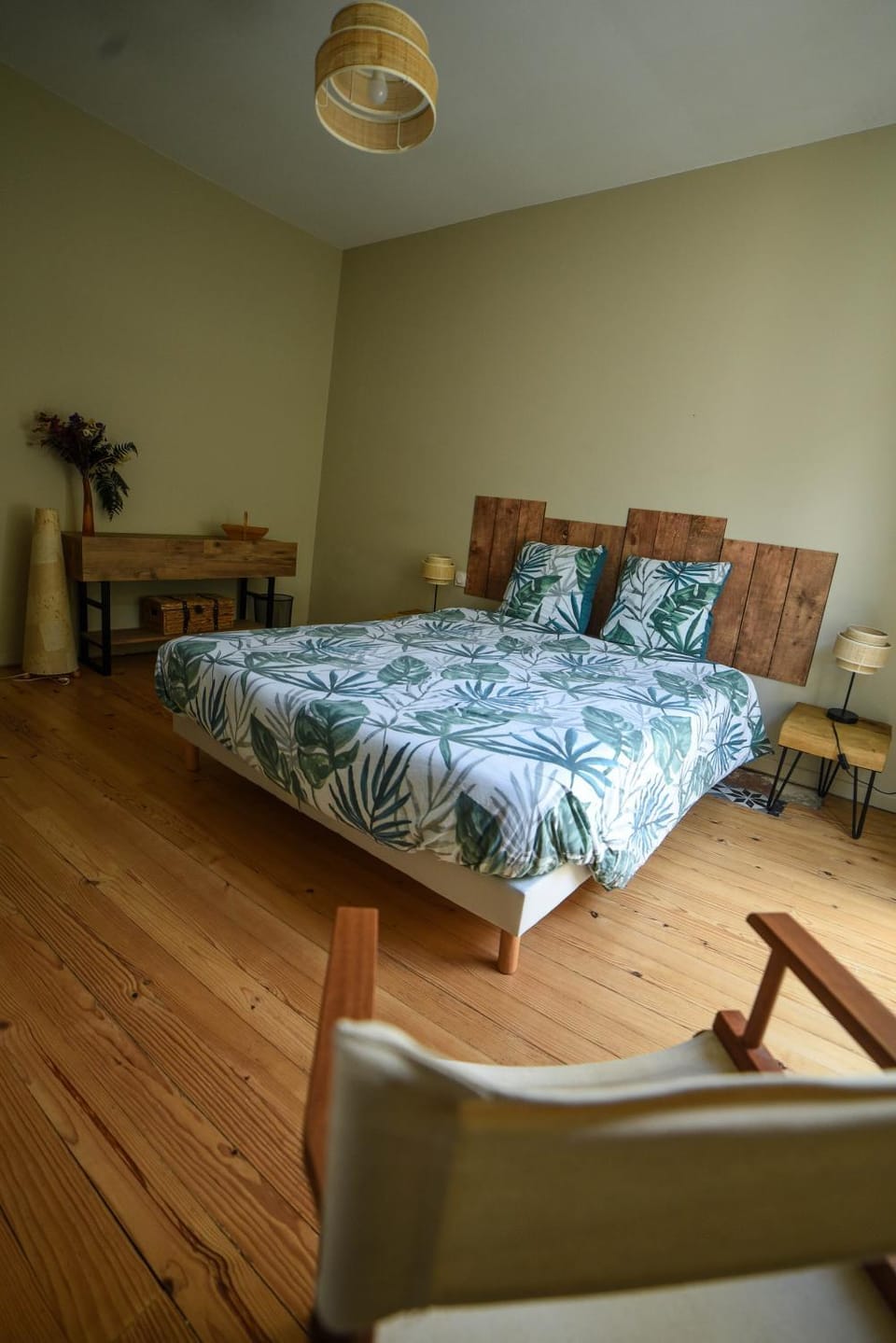 Photo of the whole room, Bedroom
