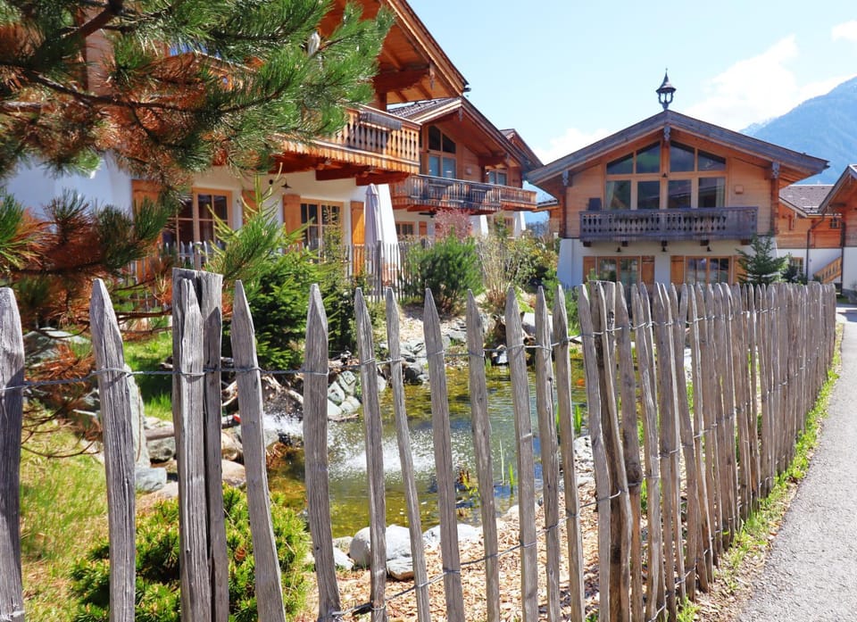 Neighbourhood, Garden, Decorative detail