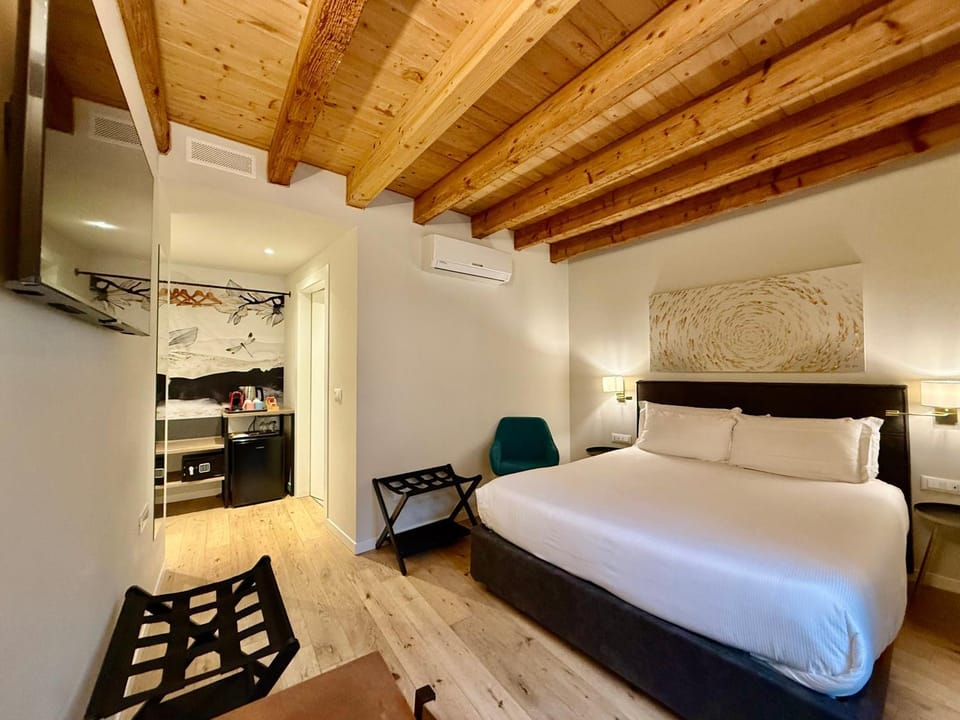 Bed, TV and multimedia, Photo of the whole room, Bedroom, wardrobe