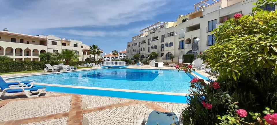 Day, Swimming pool