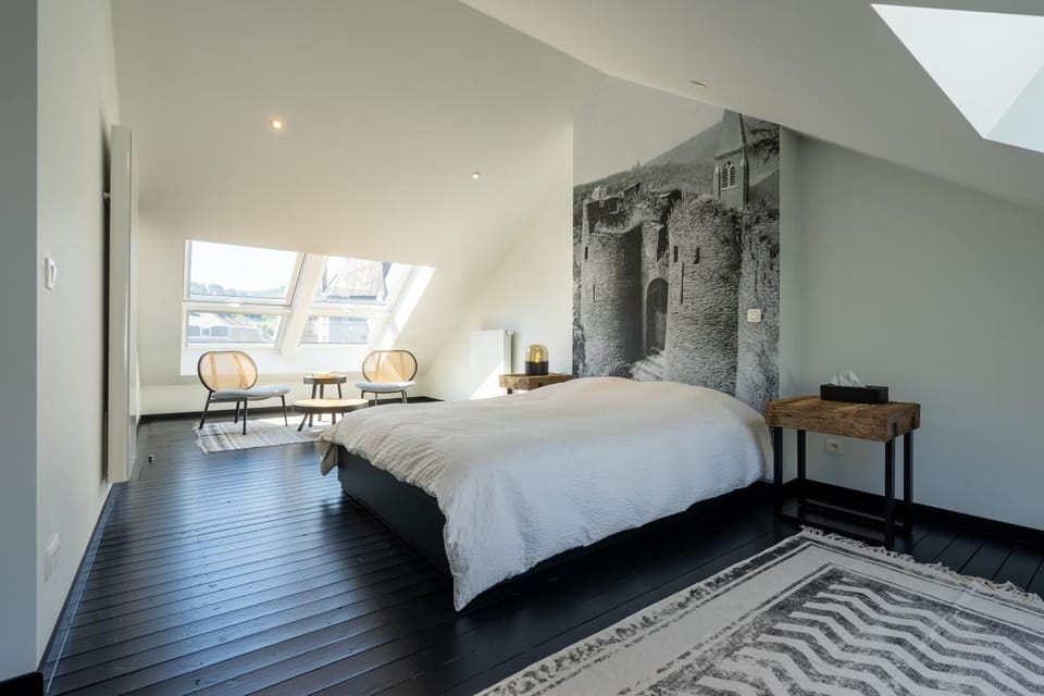 Bed, Photo of the whole room, Seating area, Bedroom, internet