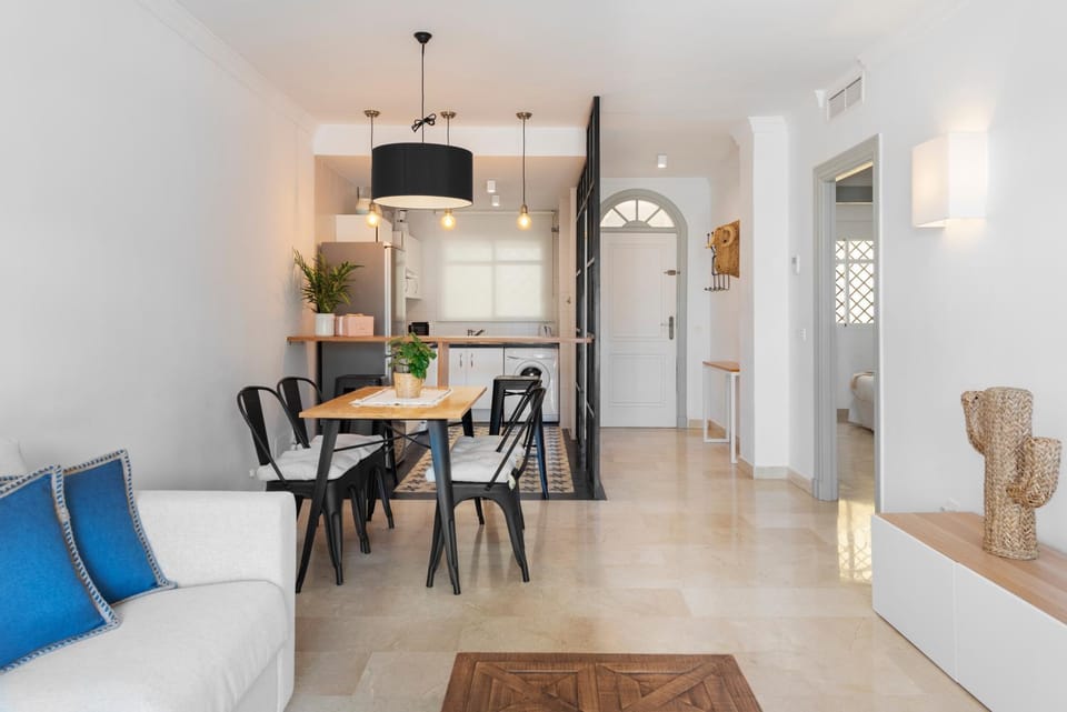 Bright 2 Bedroom apartment with parking space and swimming pools in Aloha Gardens Apartment in Marbella