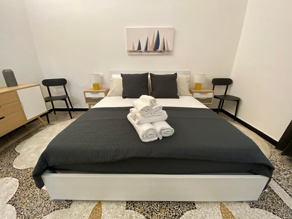Bedroom, towels