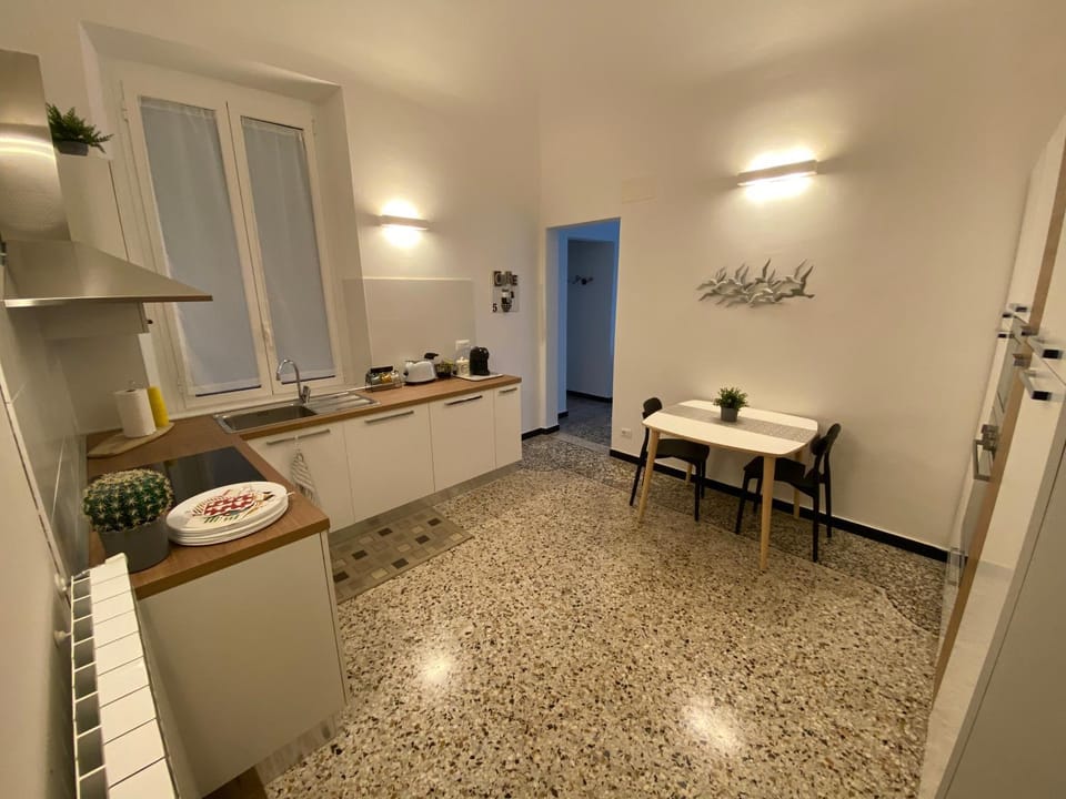 Coffee/tea facilities, Kitchen or kitchenette, Dining area, stove
