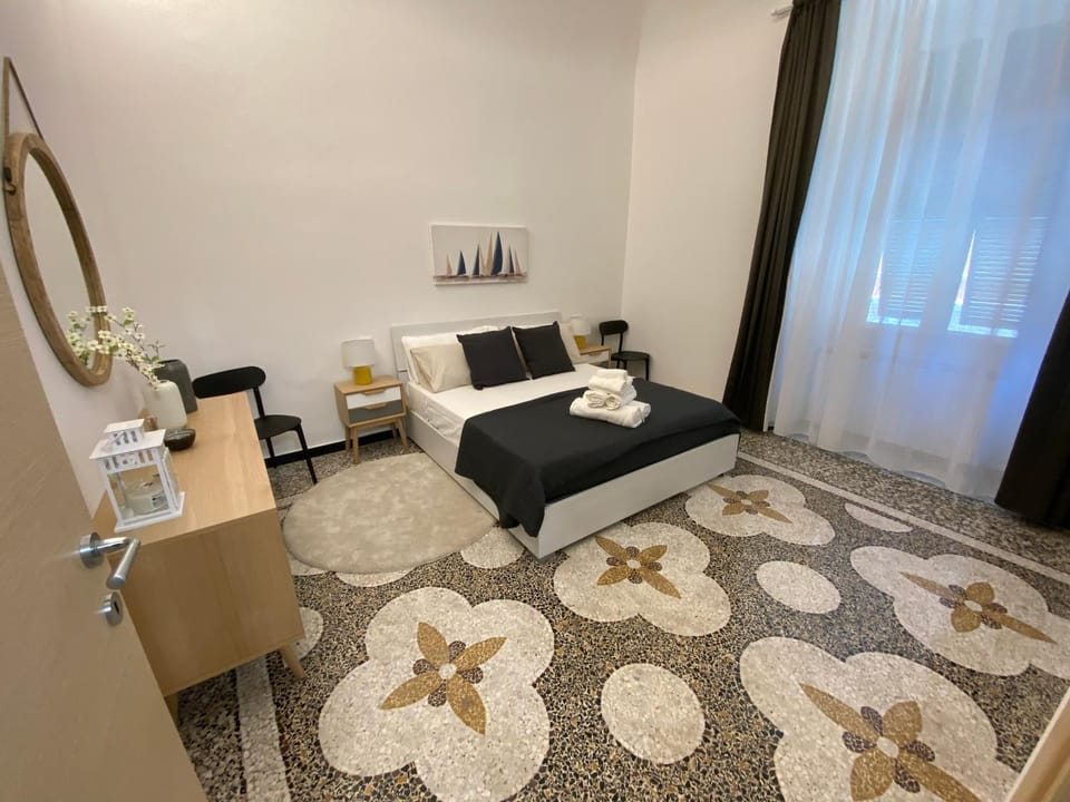 Bedroom, towels