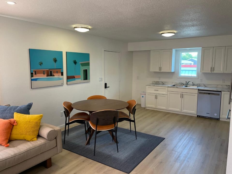 Kitchen or kitchenette, Seating area, Dining area