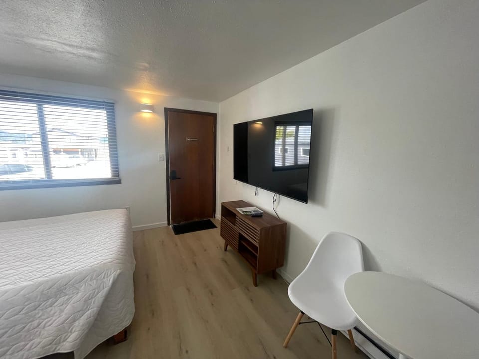 Bed, TV and multimedia, Seating area, Bedroom