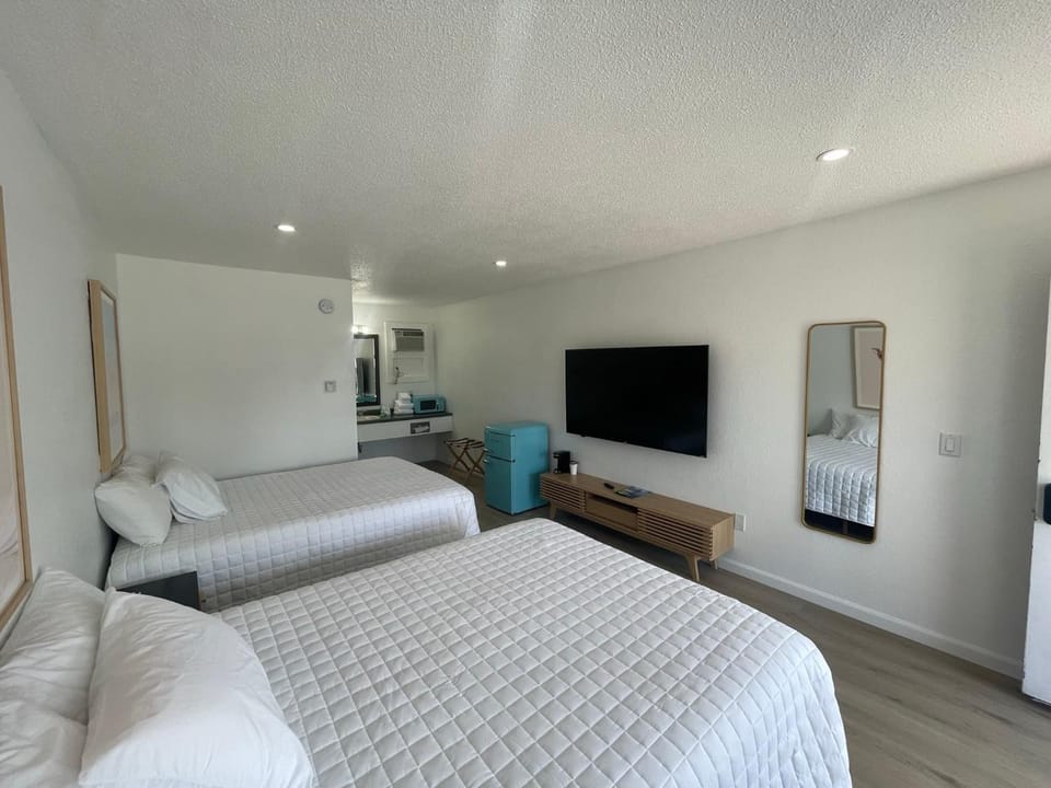 Bed, TV and multimedia, Photo of the whole room, Bedroom