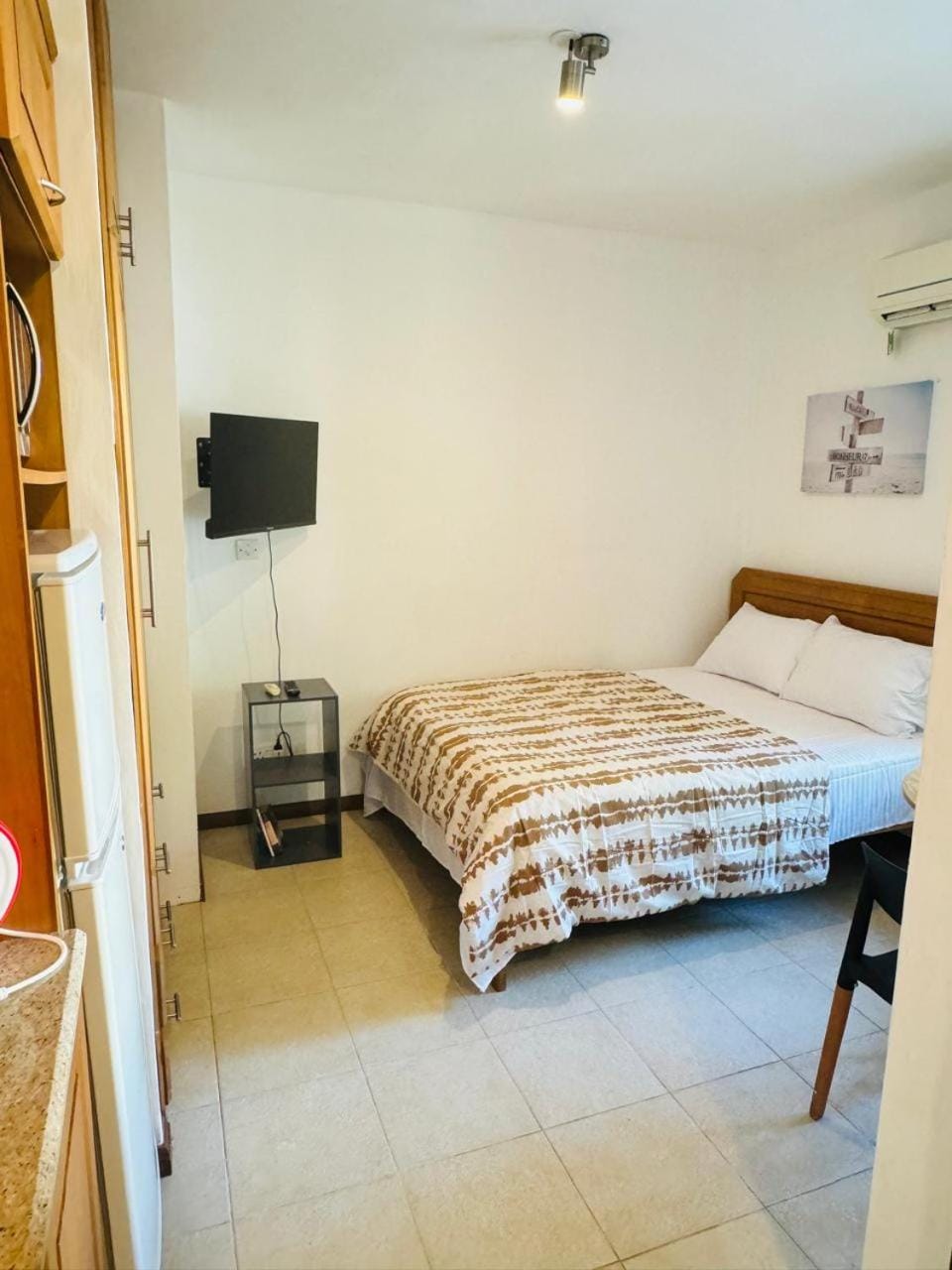 Bed, TV and multimedia, Photo of the whole room, Bedroom, air conditioner
