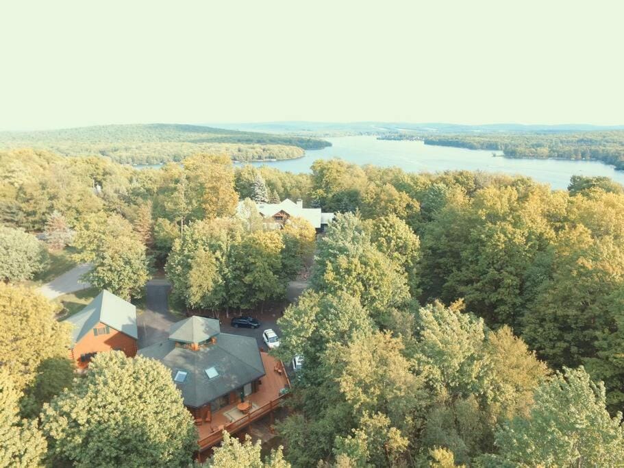 Pinnacle Paradise! Hot Tub! Dock Slip included! House in Deep Creek Lake