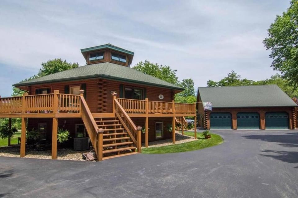 Pinnacle Paradise! Hot Tub! Dock Slip included! House in Deep Creek Lake