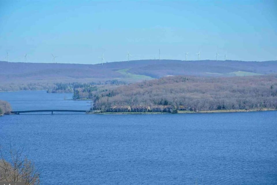 Primo Vista! Spectacular views, Dock Slip, Hot Tub Chalet in Deep Creek Lake