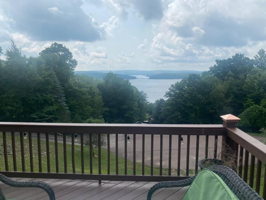 Primo Vista! Spectacular views, Dock Slip, Hot Tub Chalet in Deep Creek Lake