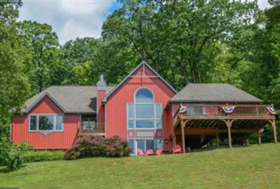 Primo Vista! Spectacular views, Dock Slip, Hot Tub Chalet in Deep Creek Lake