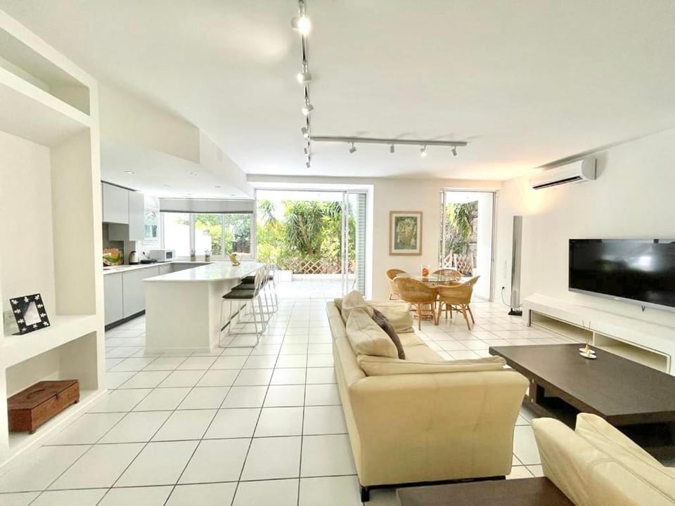 Vouliagmeni‘s Secret Garden near the Sea Apartment in Vouliagmeni