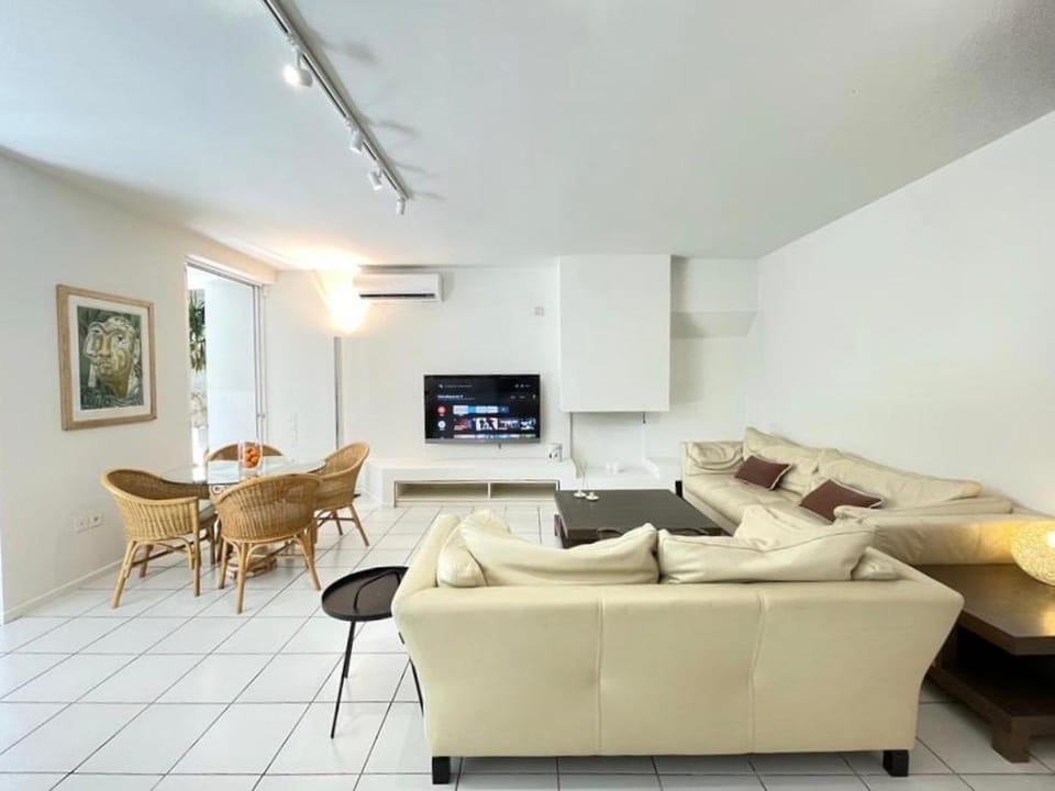 Vouliagmeni‘s Secret Garden near the Sea Apartment in Vouliagmeni