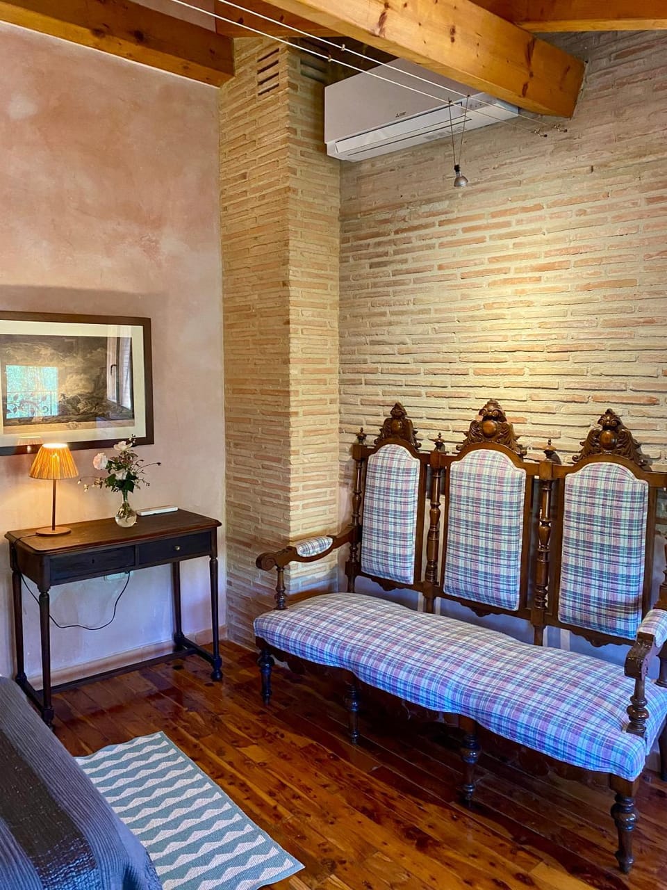 Photo of the whole room, Bedroom, air conditioner