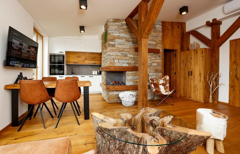 TV and multimedia, Coffee/tea facilities, Living room, Seating area, Dining area