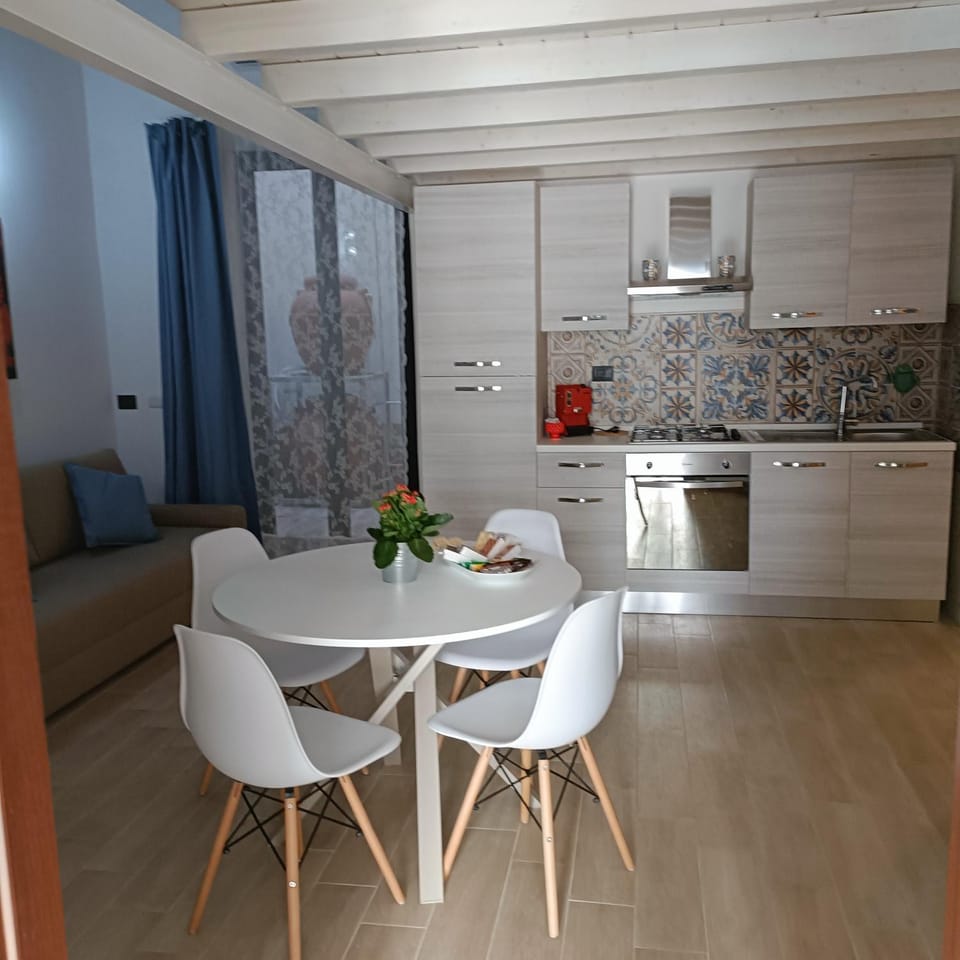 Kitchen or kitchenette, Dining area, Communal kitchen