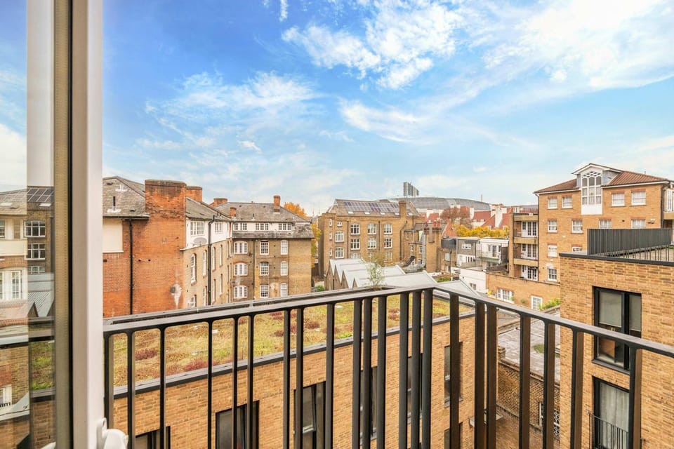 Spacious 2-Bed - Balcony - St Pancras - Sleeps 6 Apartment in London Borough of Islington