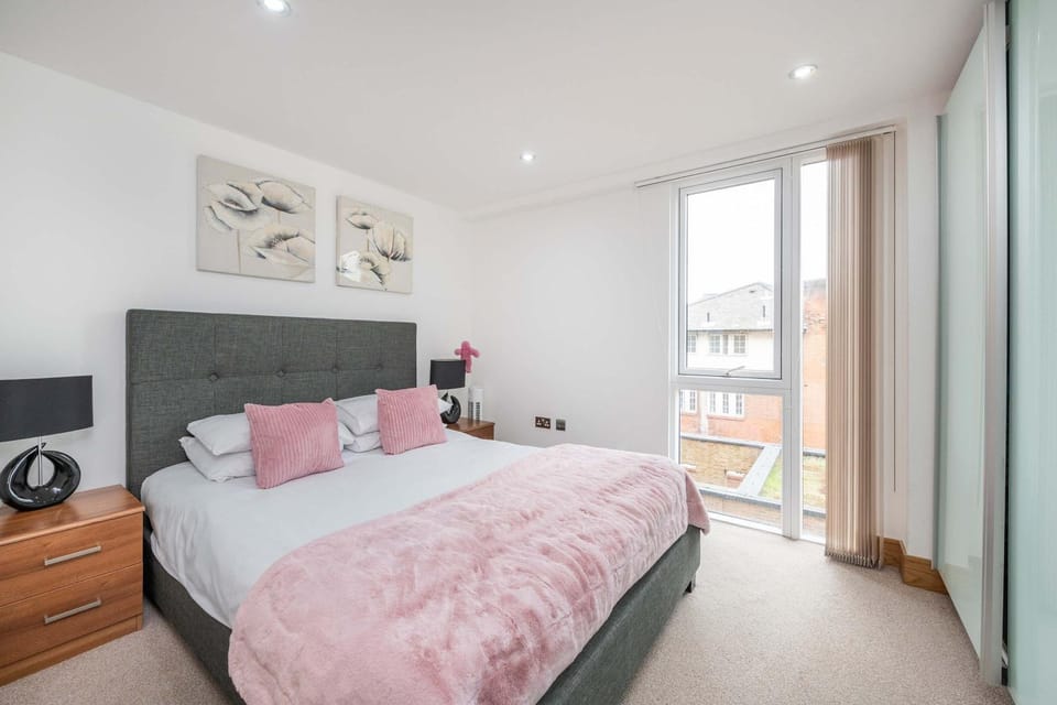 Spacious 2-Bed - Balcony - St Pancras - Sleeps 6 Apartment in London Borough of Islington