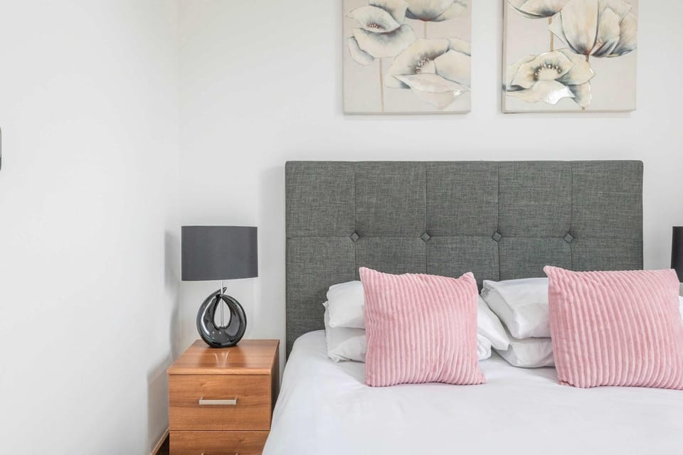 Spacious 2-Bed - Balcony - St Pancras - Sleeps 6 Apartment in London Borough of Islington